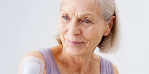 Pansement pour plaies doux non traumatisant pour une femme âgée à la peau sensible et fragile. 